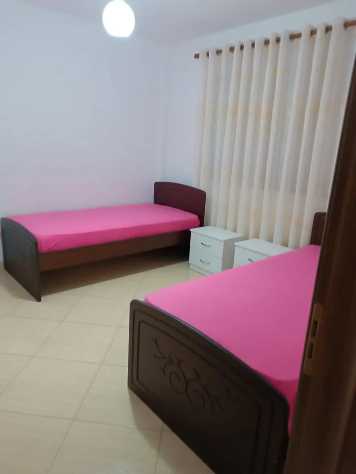 Tirane, affitto appartamento 2+1 con balcone al 4° piano, 90 m², 500 € (CASA ITALIA)