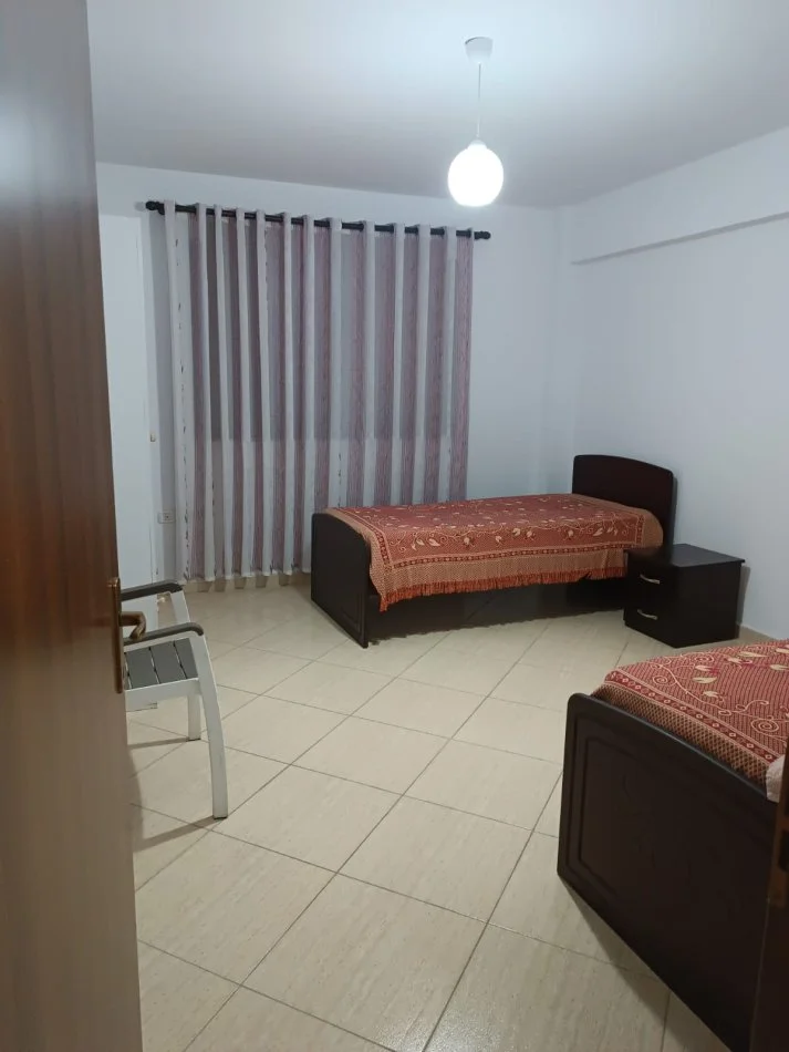 Tirane, affitto appartamento 2+1 con balcone al 4° piano, 90 m², 500 € (CASA ITALIA)