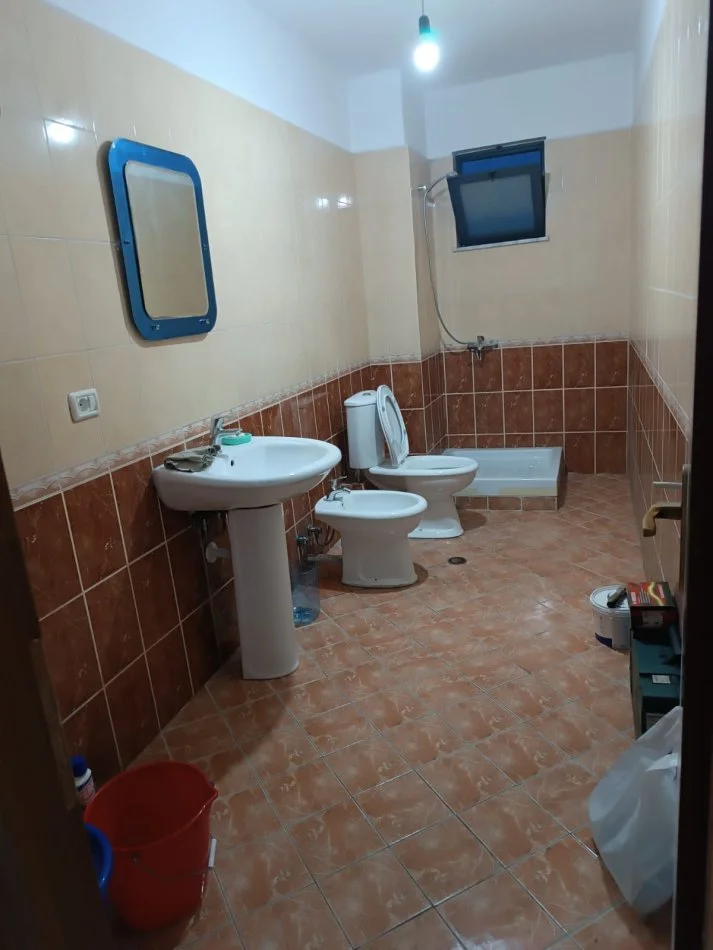 Tirane, affitto appartamento 2+1 con balcone al 4° piano, 90 m², 500 € (CASA ITALIA)