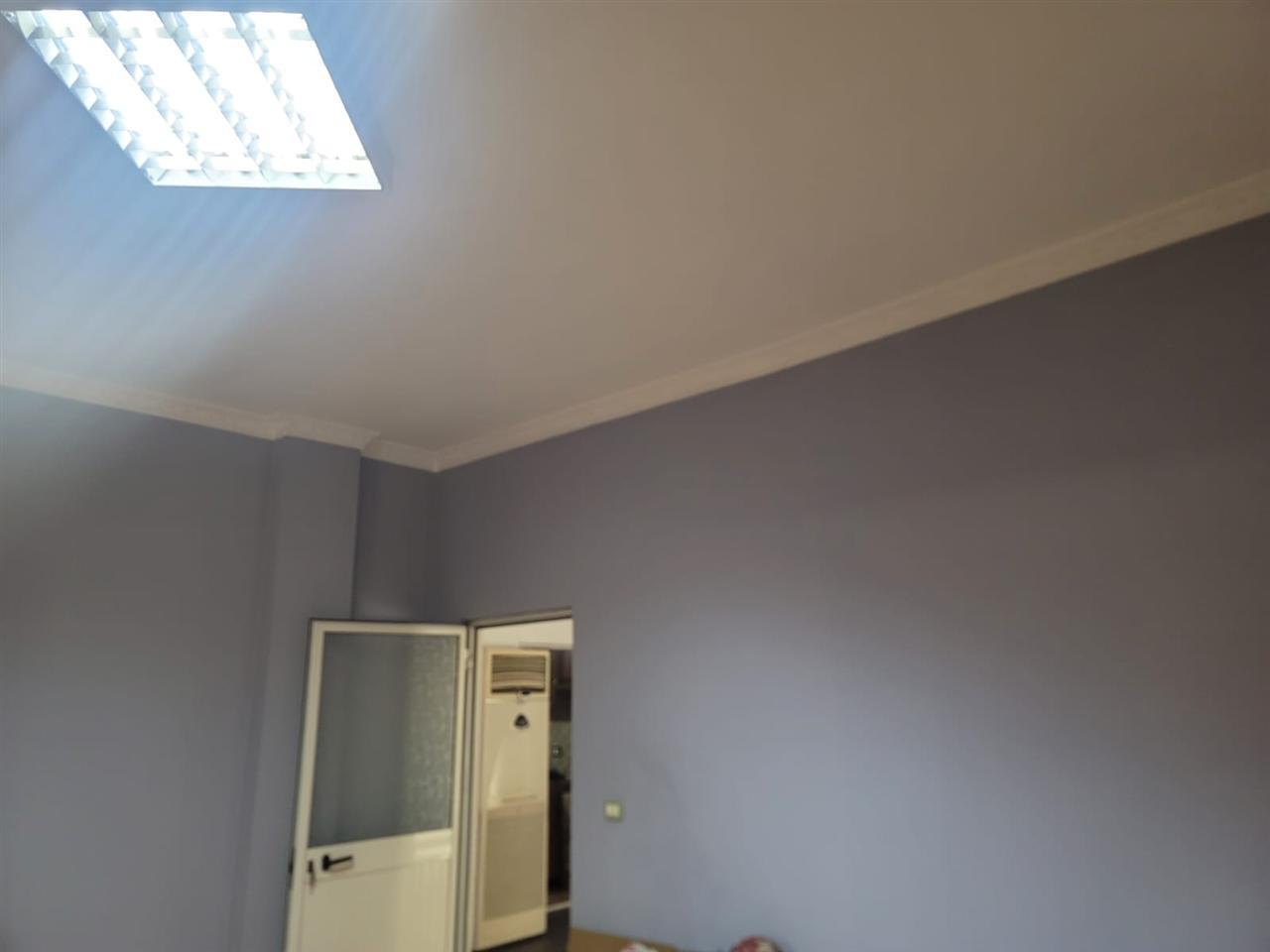 Vetrina con Vetrina di 220 m² in Piazza a 1500 Euro