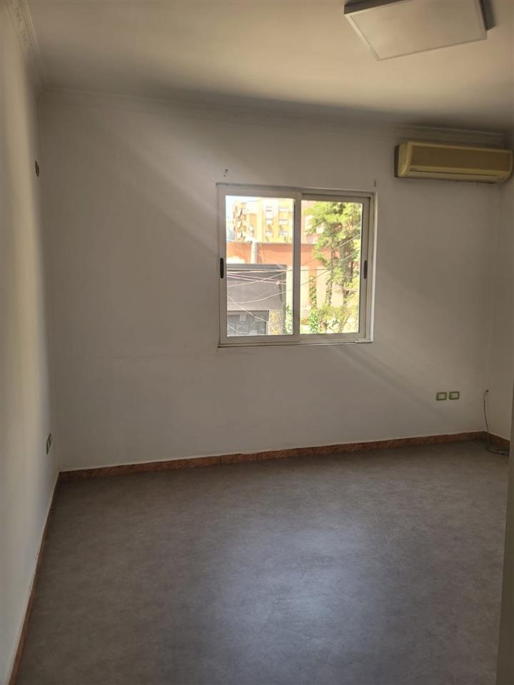 Vetrina con Vetrina di 220 m² in Piazza a 1500 Euro