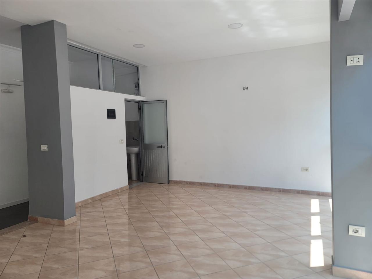 Vetrina con Vetrina di 220 m² in Piazza a 1500 Euro