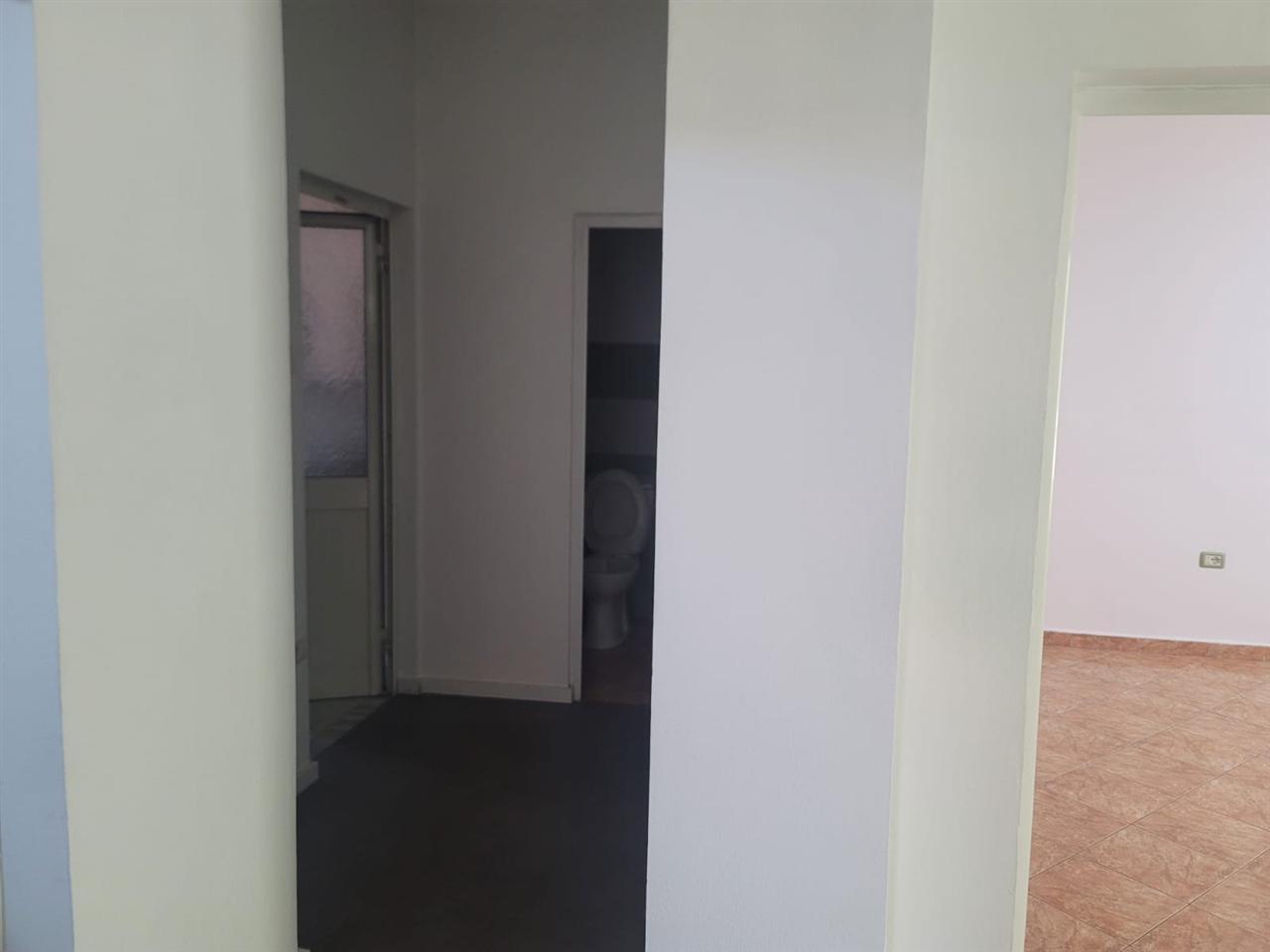 Vetrina con Vetrina di 220 m² in Piazza a 1500 Euro