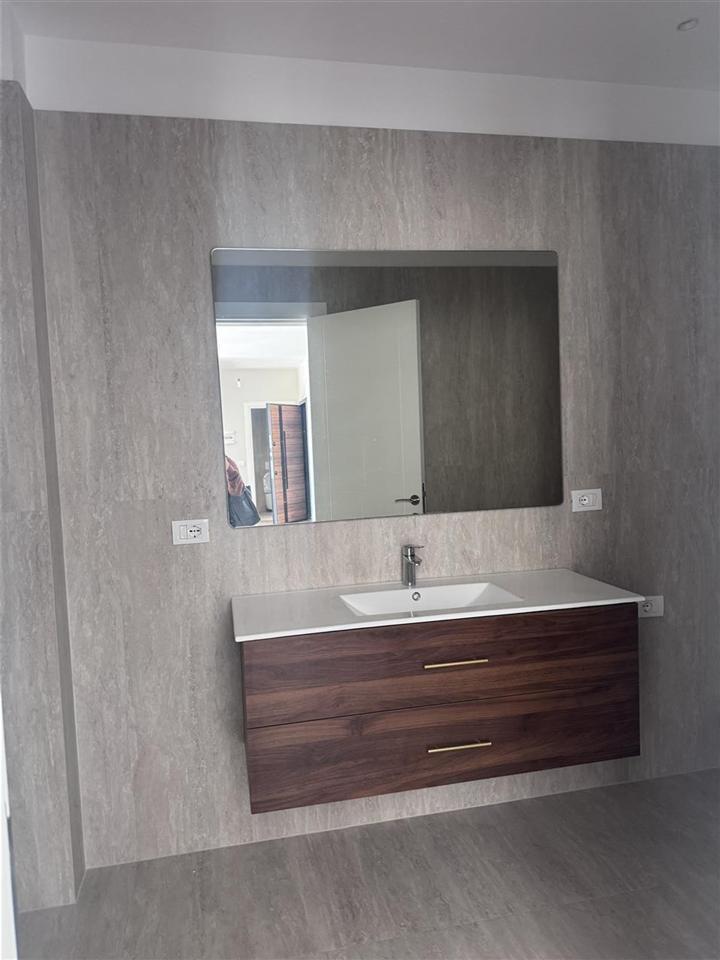 Zyra in affitto di 125 m2 su Bulevardi RI a 650 euro