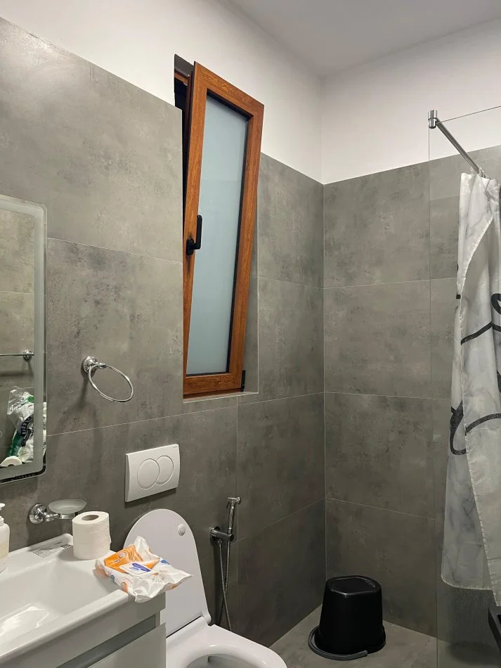 Tirane, jepet me qera apartament 2+1+Ballkon Kati 1, 75 m² 700 € (SELITE)
