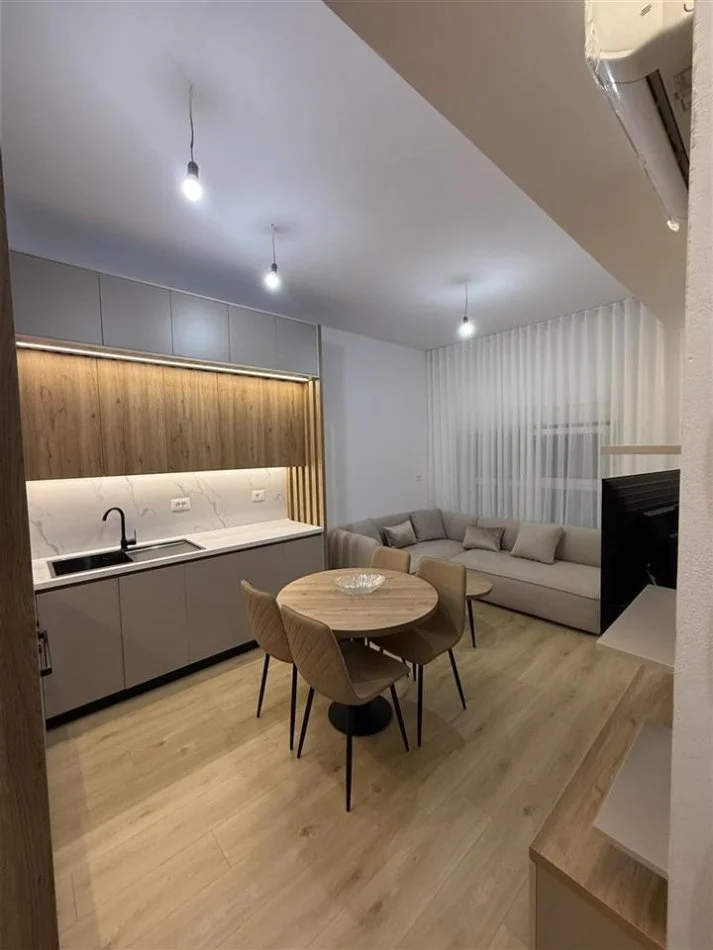 Tirane, affitto appartamento 1+1 Piano 8, 68 m² 500 € (ALI DEMI)