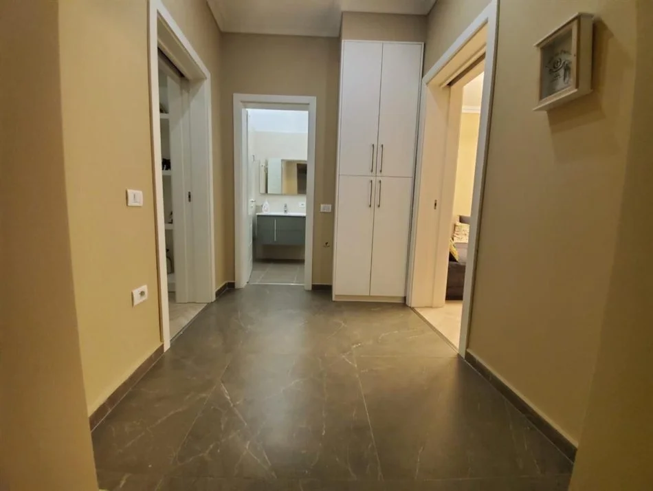 Tirane, affitto appartamento 2+1 Piano 1, 100 m² 800 € (SELVIA)