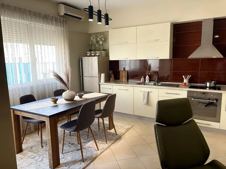 Tirana, affitto mensile appartamento 1+1 Piano 4, 70 m² 600 € (COMUNE DI PARISIT)