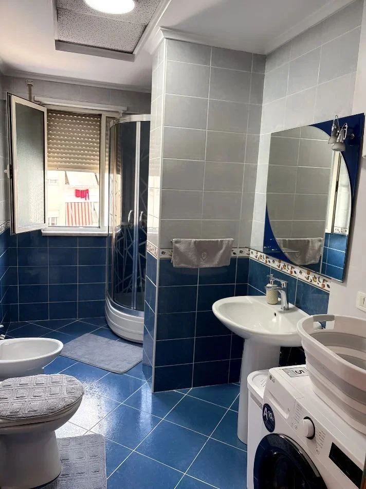 Tirana, affitto mensile appartamento 1+1 Piano 4, 70 m² 600 € (COMUNE DI PARISIT)