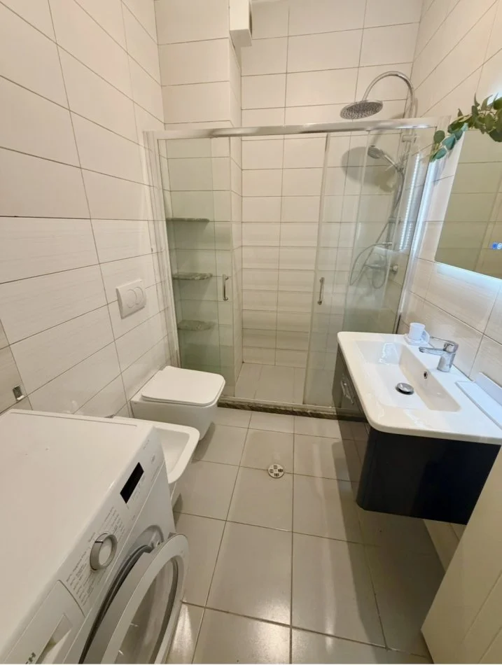 Tirane, affitto appartamento 2+1 con balcone al terzo piano, 85 m², 750 € (COMUNE DI PARISIT)