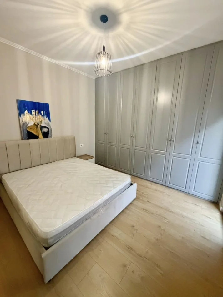 Tirane, affitto appartamento 2+1 con balcone al terzo piano, 85 m², 750 € (COMUNE DI PARISIT)