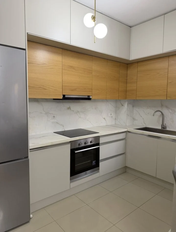 Tirane, affitto appartamento 2+1 con balcone al terzo piano, 85 m², 750 € (COMUNE DI PARISIT)