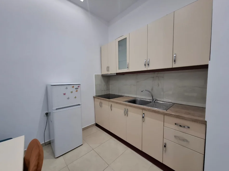 Me Qera : 1+1📍Rr. Elbasanit (Vilat Gjermane) - 35,000 Leke/Muaj - Sp.60m²
