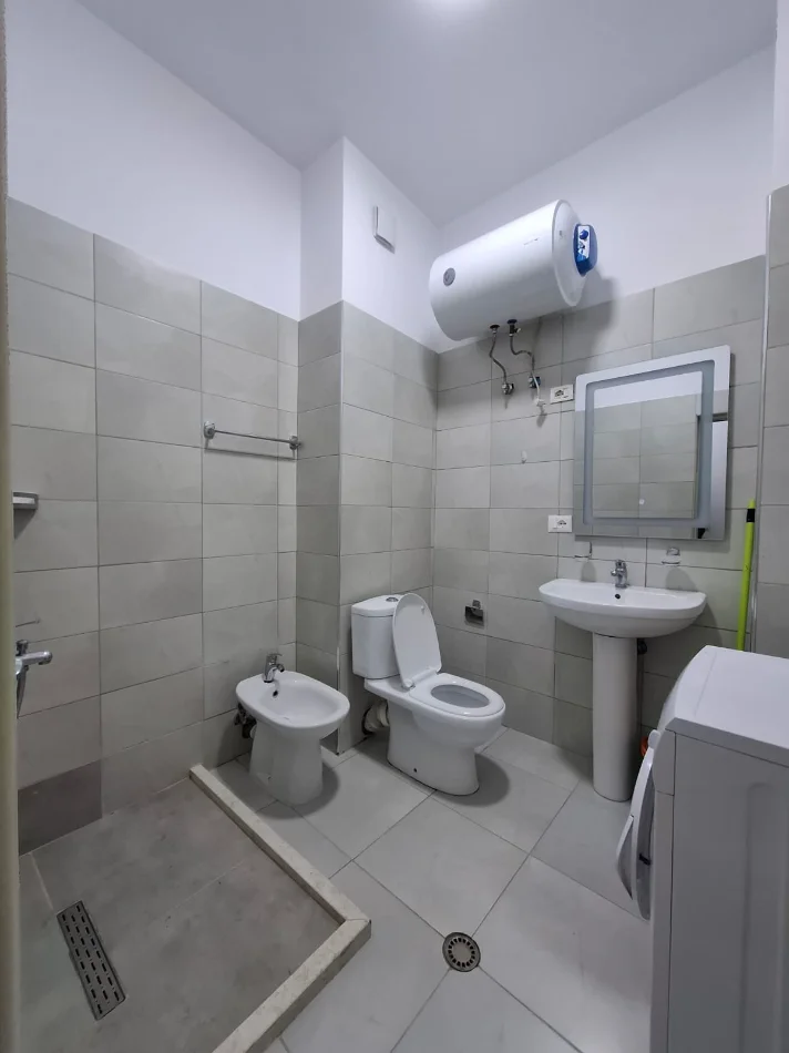Me Qera : 1+1📍Rr. Elbasanit (Vilat Gjermane) - 35,000 Leke/Muaj - Sp.60m²