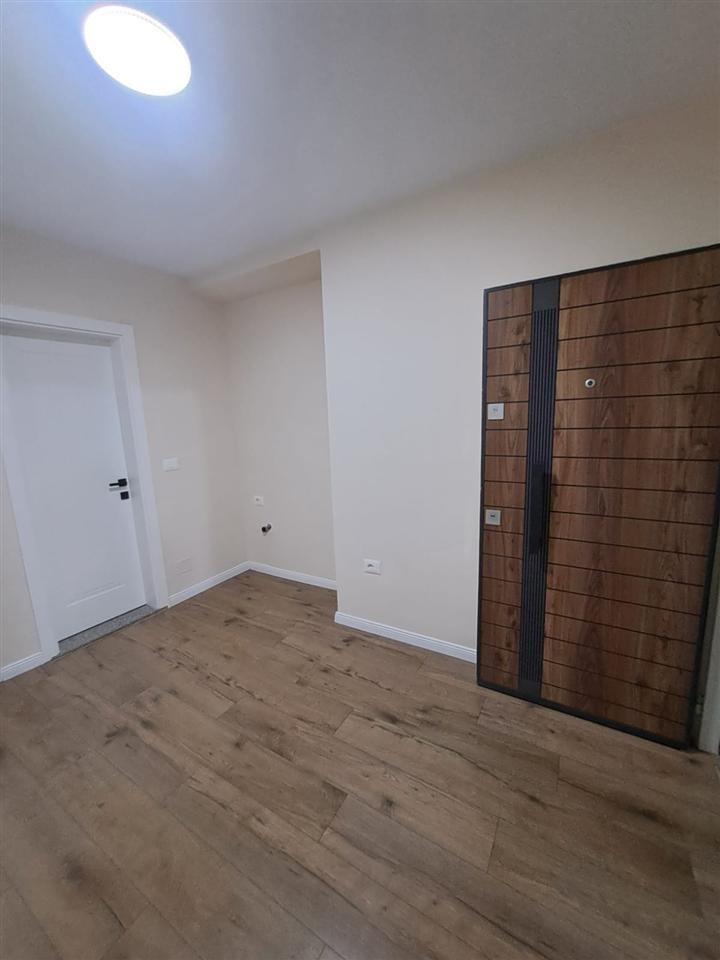 Store with 80 m2 Floor, 9-Storey Building, 1200 Euro
