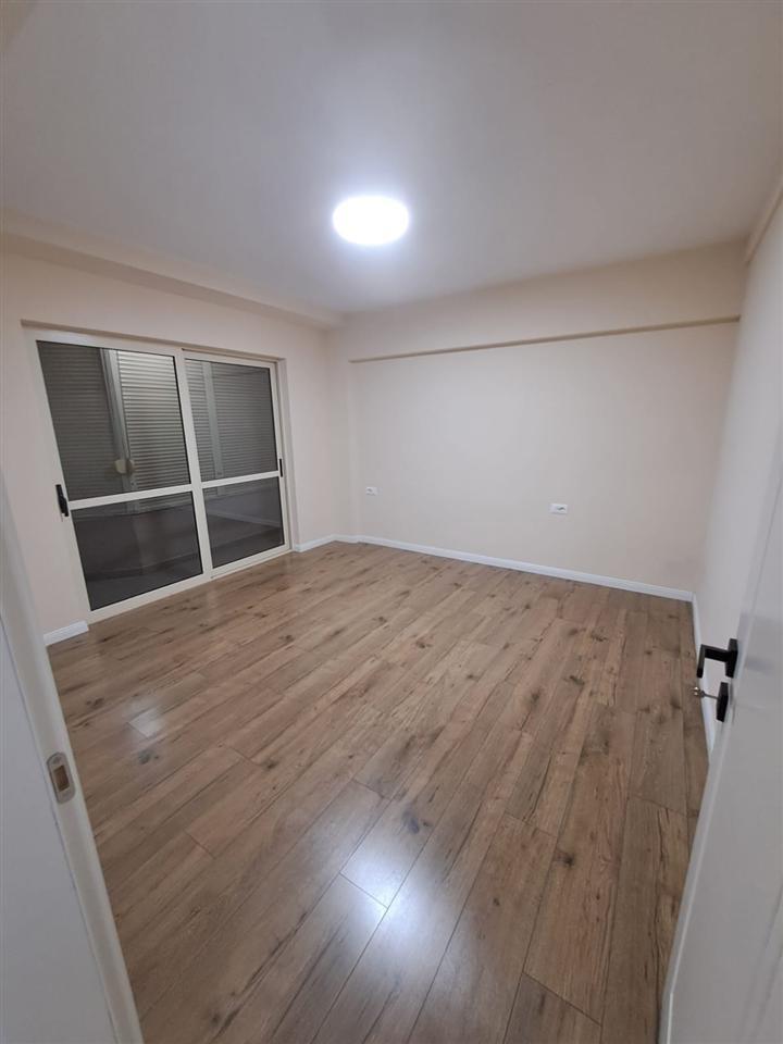 Store with 80 m2 Floor, 9-Storey Building, 1200 Euro