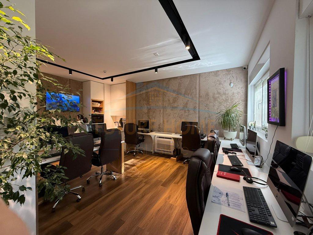 0692268458 Shitet Ambient Biznesi + 3 Poste Parkimi, Komplek