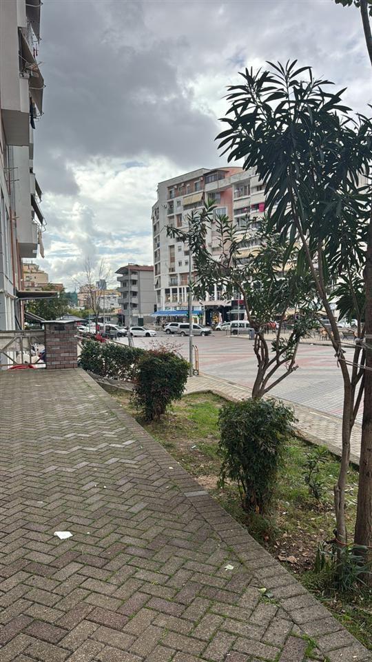 Ambiente in Vendita Negozio con Superficie 77 m², Piano 0