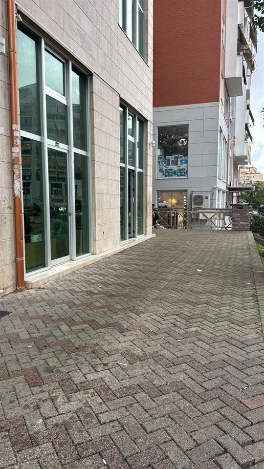 Ambiente in Vendita Negozio con Superficie 77 m², Piano 0
