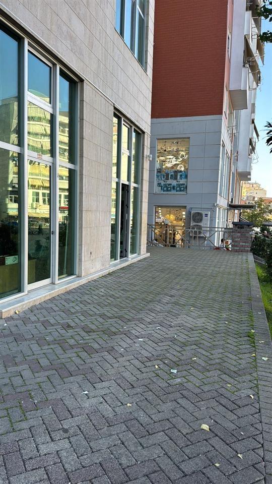 Ambiente in Vendita Negozio con Superficie 77 m², Piano 0