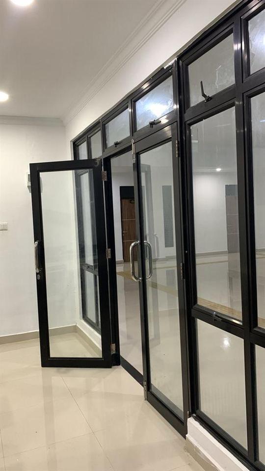 Negozio con vetrina 35 m² Via Elbasanit 650 euro