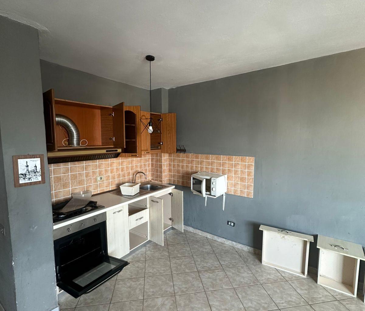 0684151197 Shitet Apartament 2+1 pranë Stadiumit, Durrës