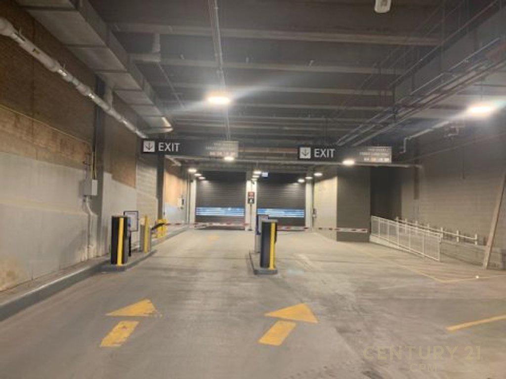 SHITEN DY POSTE PARKIMI PRANE QENDRES LINCOLN