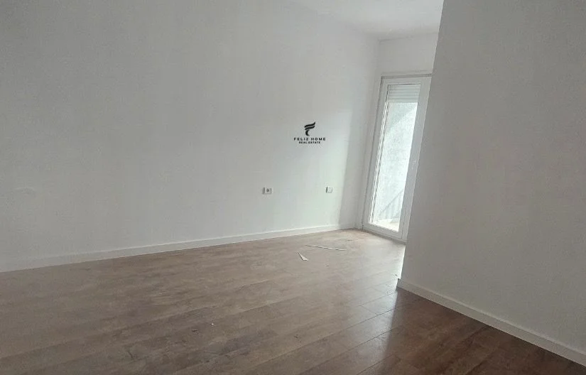 Tirane, vendesi appartamento 3+1 Piano 2, 135 m² 339.000 € (Piazza Rossa)