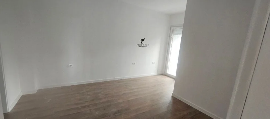 Tirane, vendesi appartamento 3+1 Piano 2, 135 m² 339.000 € (Piazza Rossa)