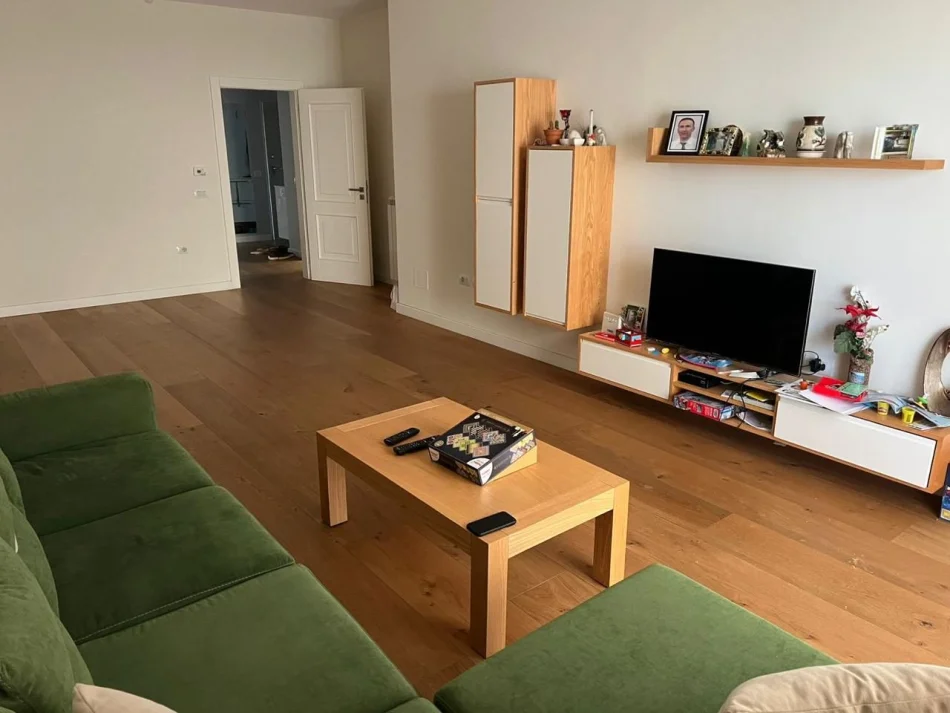 Tirane, vendesi appartamento 2+1 Piano 2, 225.000 € (Kinostudio)