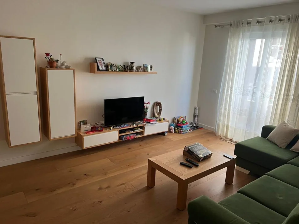Tirane, vendesi appartamento 2+1 Piano 2, 225.000 € (Kinostudio)