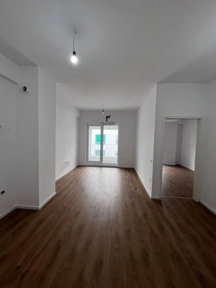 Tirane, vendesi appartamento 1+1 con balcone al 6° piano, 61 m², 110.000 € (ALI DEMI)