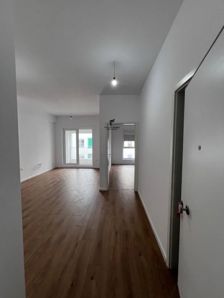 Tirane, vendesi appartamento 1+1 con balcone al 6° piano, 61 m², 110.000 € (ALI DEMI)