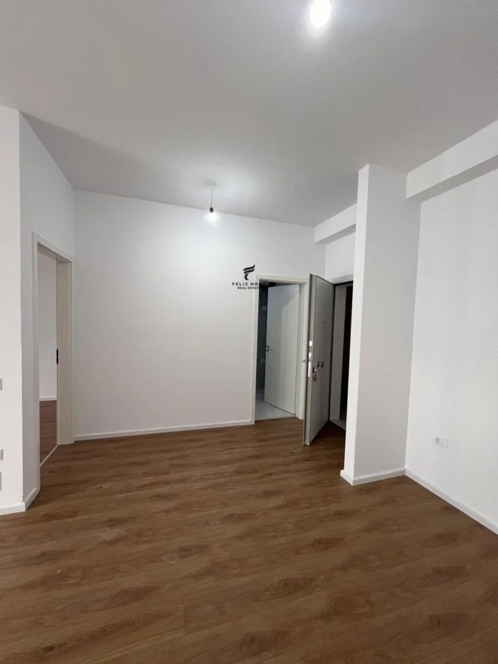 Tirane, vendesi appartamento 1+1 con balcone al 6° piano, 61 m², 110.000 € (ALI DEMI)