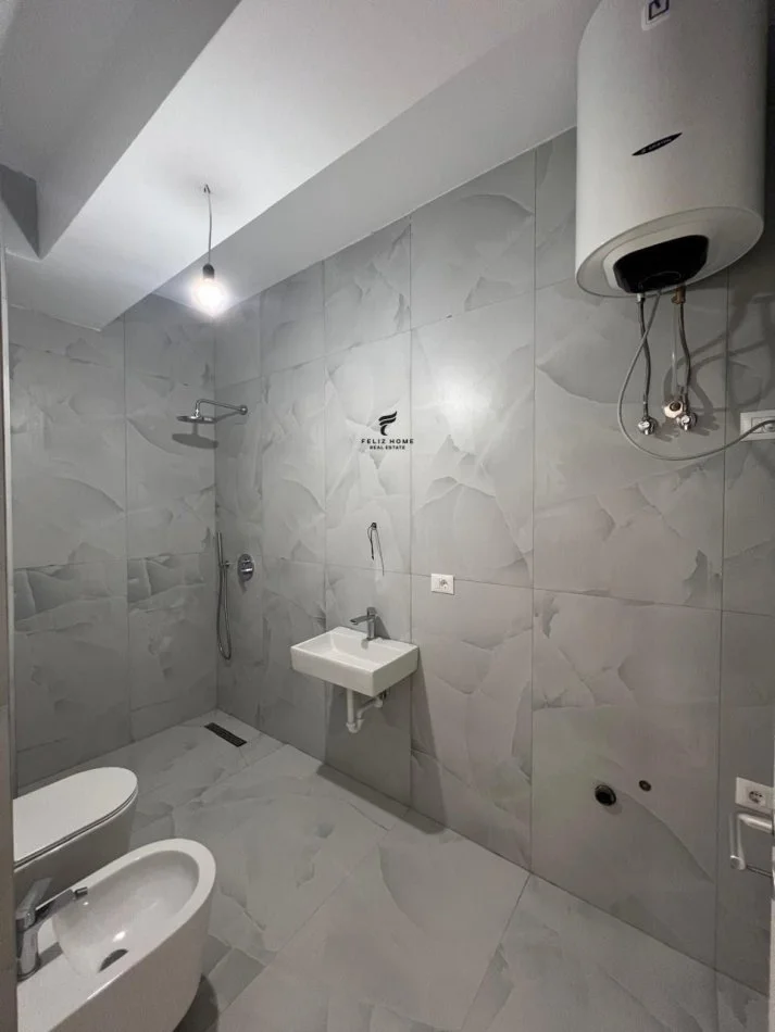 Tirane, vendesi appartamento 1+1 con balcone al 6° piano, 61 m², 110.000 € (ALI DEMI)
