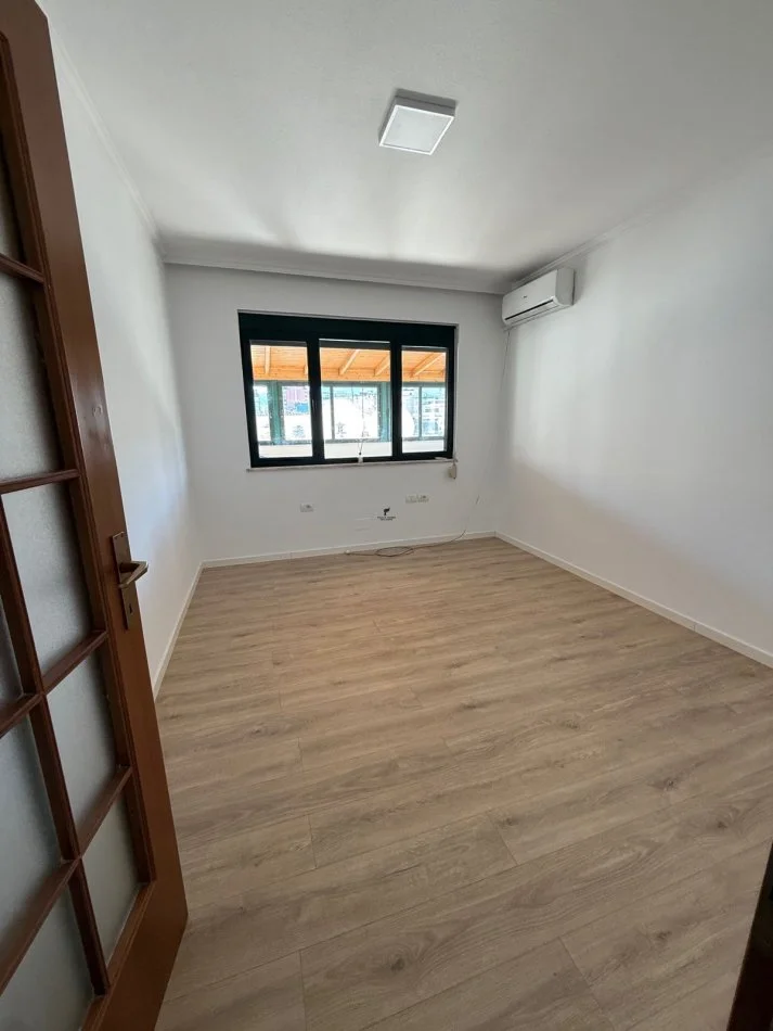 Tirane, vendesi appartamento 3+1 Piano 5, 167 m² 500.000 € (BLLOKU)