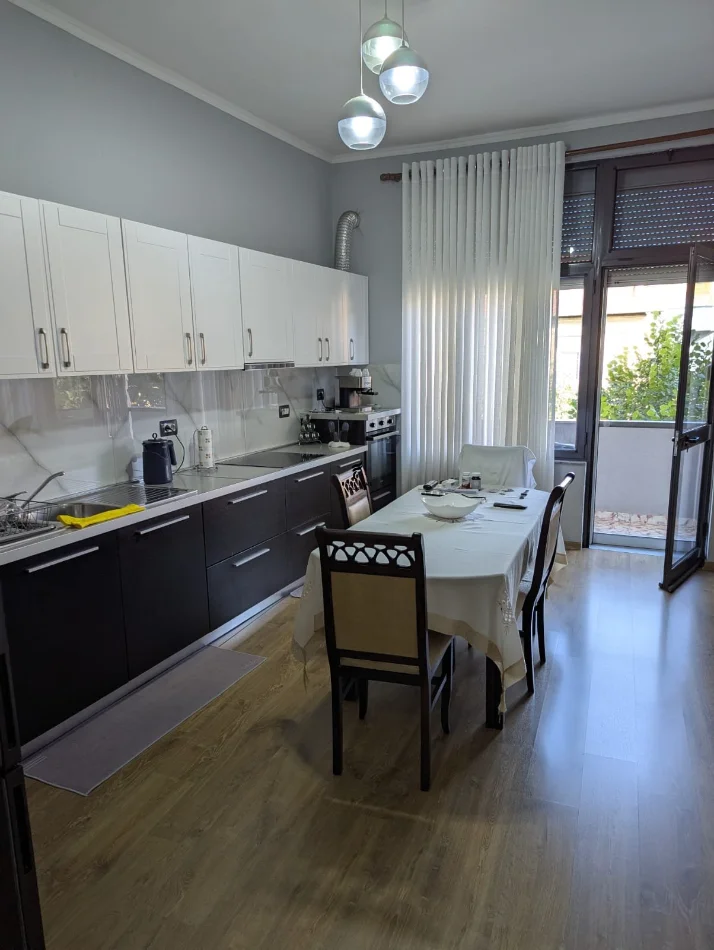 Tirana, appartamento in affitto, 3+1, Piano 3, 150 m², 1.500 € (VIA DIBRES)