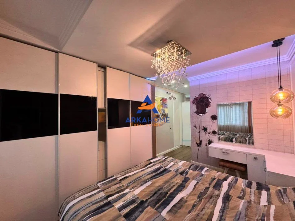 Tirane, jepet me qera apartament 2+1+Ballkon Kati 3, 99 m² 1.500 €