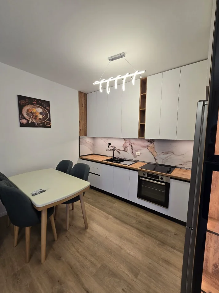 Tirana, affitto appartamento 1+1 al terzo piano, 74 m², 450 € (FRESCO)