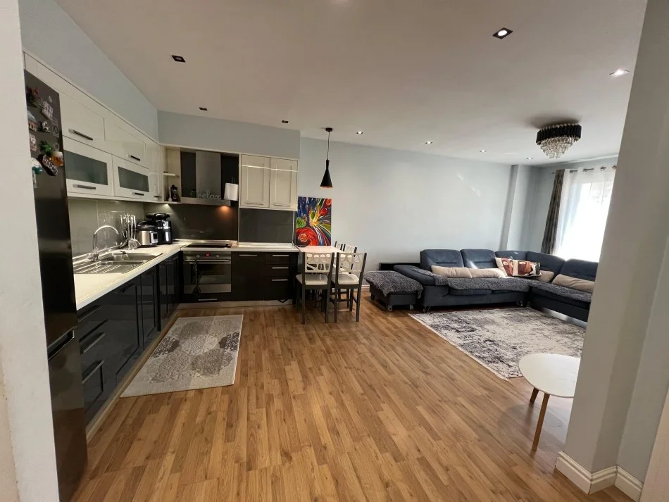 Tirane, jepet me qera apartament 2+1 Kati 8, 120 m² 550 € (ASTIR)