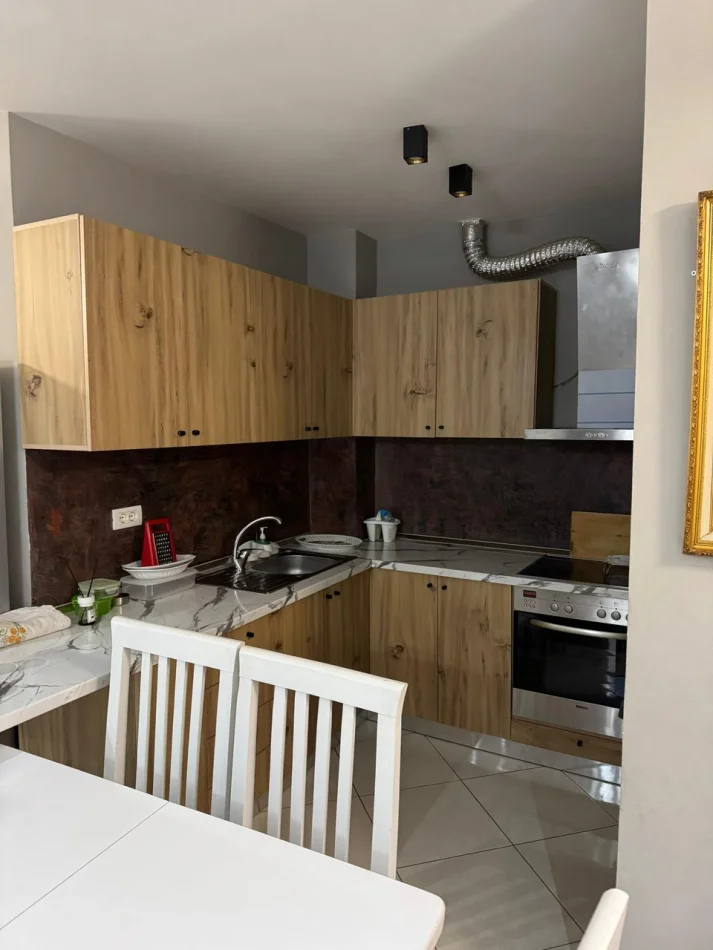 Tirane, affitto appartamento 2+1 Piano 3, 90 m² 550 € (Via Pinare)