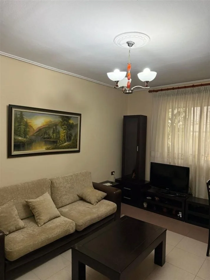 Tirane, jepet me qera apartament 2+1 Kati 1, 80 m² 550 € (ALI DEMI)