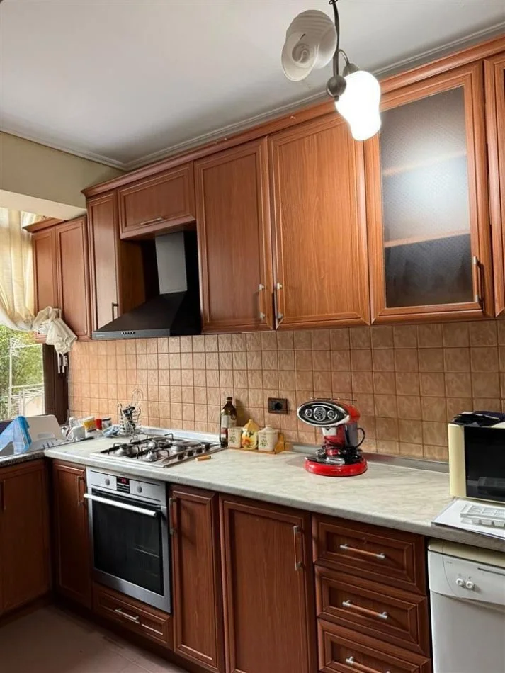 Tirane, affitto mensile appartamento 2+1 Piano 1, 80 m² 550 € (ALI DEMI)