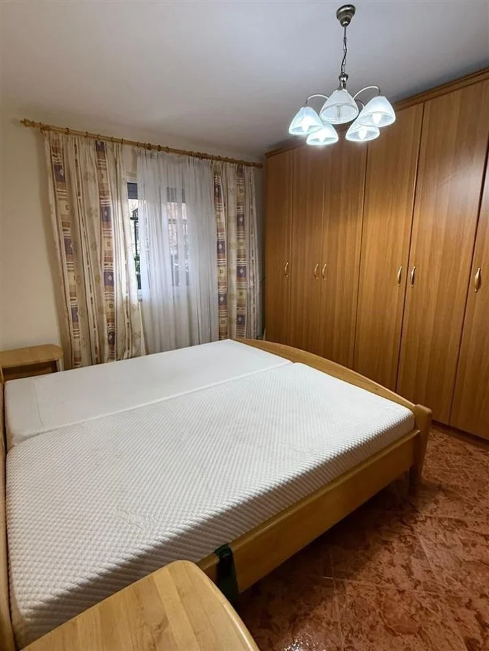 Tirane, affitto mensile appartamento 2+1 Piano 1, 80 m² 550 € (ALI DEMI)