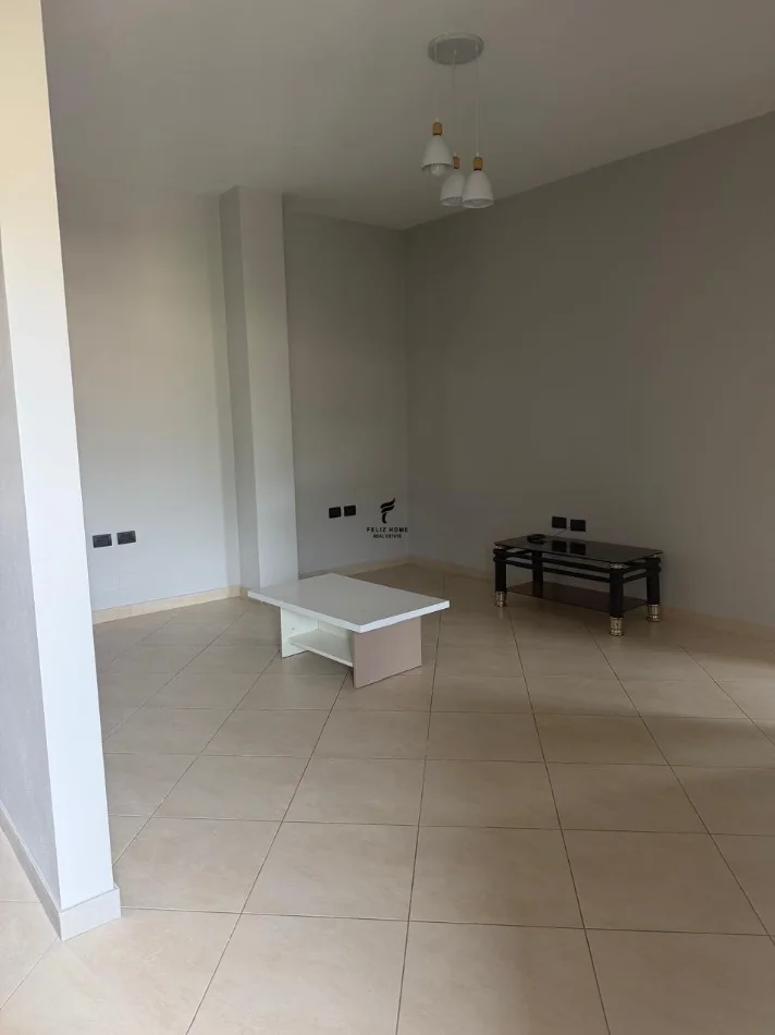 Tirana, affitto appartamento 1+1 al secondo piano, 65 m² 550 € (KINOSTUDIO)