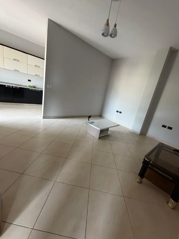 Tirana, affitto appartamento 1+1 al secondo piano, 65 m² 550 € (KINOSTUDIO)