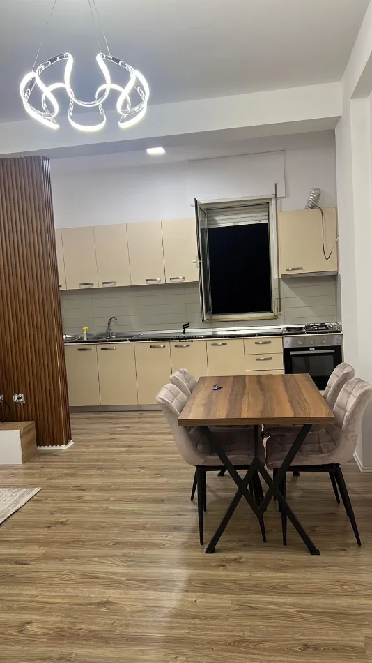 Tirane, affitto mensile appartamento 1+1 Piano 3, 80 m² 600 € (LIQUIDO CALDO)