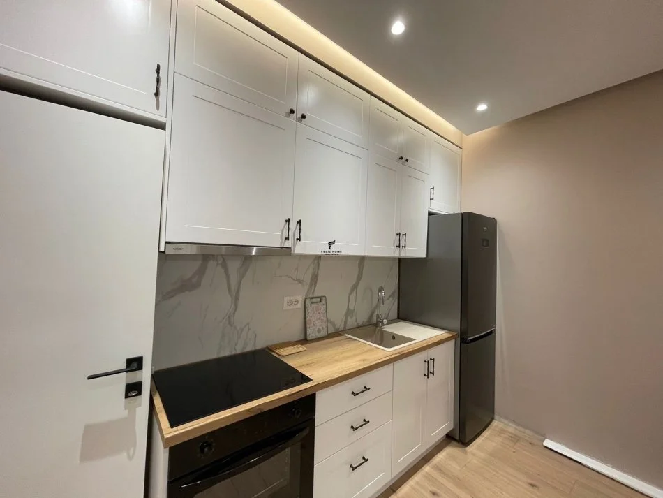 Tirane, affitto appartamento 2+1 al piano 4, 80 m², 850 € (BLLOKU)