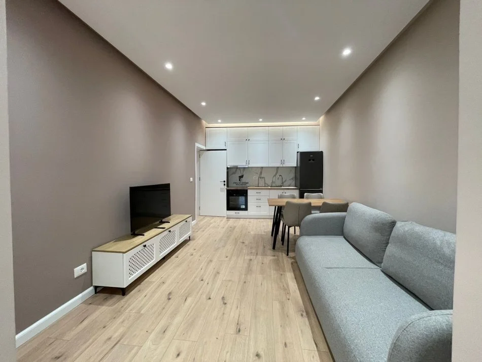 Tirane, affitto appartamento 2+1 al piano 4, 80 m², 850 € (BLLOKU)