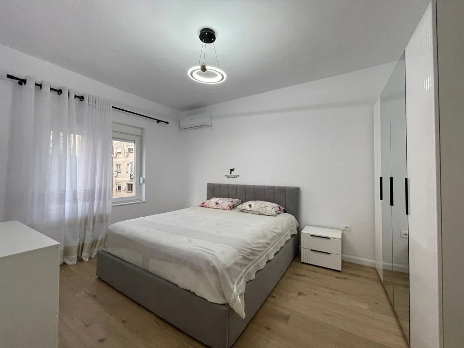 Tirane, affitto appartamento 2+1 al piano 4, 80 m², 850 € (BLLOKU)